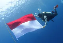 Pengibaran Bendera di Bawah Laut Wakatobi Meriahkan HUT ke-80 RI