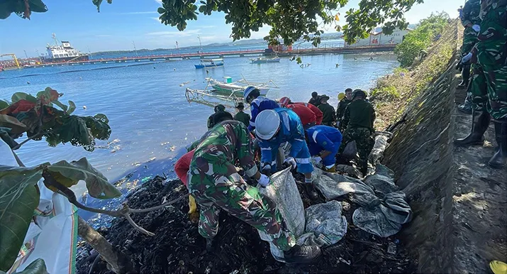 Pertamina dan Ratusan Relawan Bersih-bersih Pantai di Parapare, 8 Ton Sampah Berhasil Diangkut