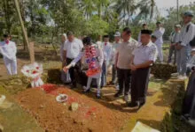 Momen Haru Alika Paskibraka Nasional Asal Muna Barat Menangis Histeris saat Kunjungi Makam Sang Ayah