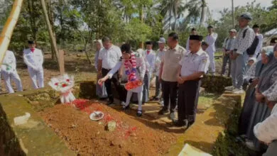Momen Haru Alika Paskibraka Nasional Asal Muna Barat Menangis Histeris saat Kunjungi Makam Sang Ayah