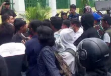 Unjuk Rasa Terkait Kasus Dugaan Korupsi Pemetaan Lahan Bandara Kolut di Kejati Sultra Ricuh