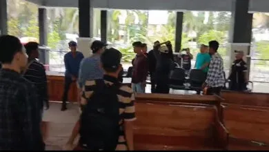 Muak Dijanji Bangun Tugu "Randi-Yusuf", Mahasiswa Banting Meja di Hadapan Ketua DPRD Sultra