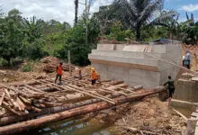 Kontraktor dan Kepala BPBD Muna Barat Dilaporkan ke Polda Sultra Terkait Dugaan Penggunaan Material Ilegal Jembatan Tolimbo