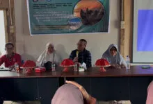 Tim Pengabdian Prodi Oseanografi UHO Kendari Serahkan Septic Tank ke Nelayan