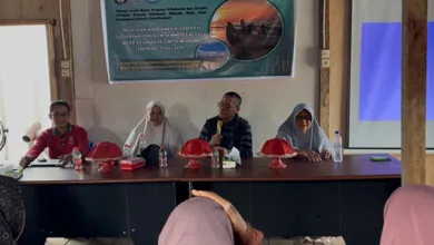 Tim Pengabdian Prodi Oseanografi UHO Kendari Serahkan Septic Tank ke Nelayan