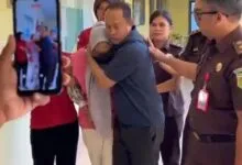 Ditetapkan Tersangka Korupsi, Mantan Bendahara Setda Muna Barat Menangis saat Digelandang ke Mobil Tahanan