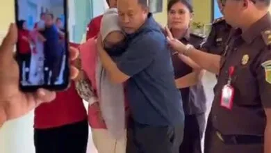 Ditetapkan Tersangka Korupsi, Mantan Bendahara Setda Muna Barat Menangis saat Digelandang ke Mobil Tahanan