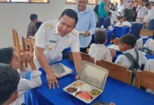 Disambut Antusias Ratusan Peserta Didik, Bupati Muna Barat Resmikan Dapur MBG