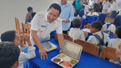 Disambut Antusias Ratusan Peserta Didik, Bupati Muna Barat Resmikan Dapur MBG