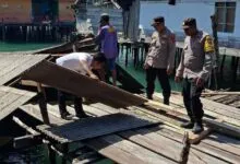 Polsek Tikep Bantu Warga yang Rumahnya Roboh Akibat Diterjang Angin Kencang