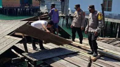 Polsek Tikep Bantu Warga yang Rumahnya Roboh Akibat Diterjang Angin Kencang