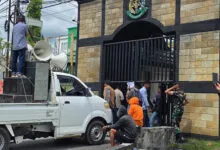 Puluhan Massa Geruduk Kejati Sultra, Minta Kasus Dugaan Penipuan Travel Smart Hajj Segera Dituntaskan