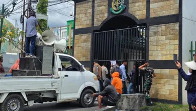 Puluhan Massa Geruduk Kejati Sultra, Minta Kasus Dugaan Penipuan Travel Smart Hajj Segera Dituntaskan