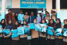 Siswa-Siswi SMAN 2 Kusambi Terima Bantuan Seragam Gratis dari Gubernur Sultra
