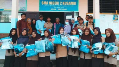 Siswa-Siswi SMAN 2 Kusambi Terima Bantuan Seragam Gratis dari Gubernur Sultra