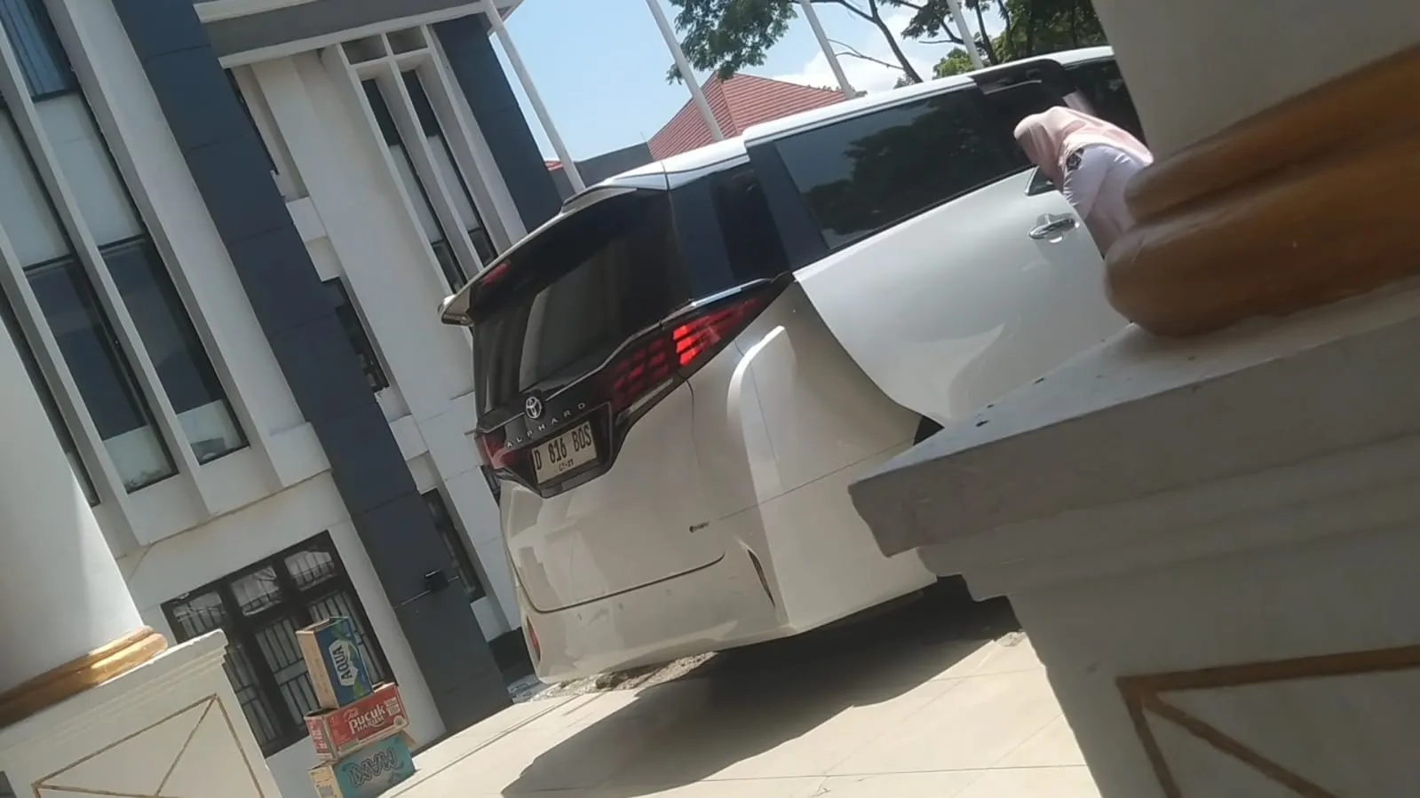 Randis Bupati Konawe Diduga Pakai Plat Gantung, Kabag Umum: Semua Bupati Begitu Biasa