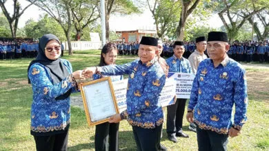 Selamatkan Pasien Kritis di Atas Perahu, Bupati Muna Barat Beri Penghargaan Bidan Resti Lestari