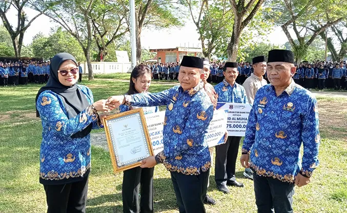 Selamatkan Pasien Kritis di Atas Perahu, Bupati Muna Barat Beri Penghargaan Bidan Resti Lestari