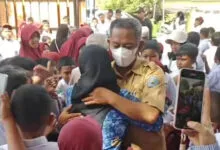 Isak Tangis Guru dan Siswa SDN 2 Kendari Pecah, saat Guru Mansur, Terdakwa Kasus Pelecehan Berpamitan
