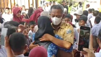 Isak Tangis Guru dan Siswa SDN 2 Kendari Pecah, saat Guru Mansur, Terdakwa Kasus Pelecehan Berpamitan