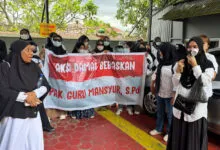 Jelang Pembacaan Putusan, Guru dan Orang Tua Murid Minta Guru Mansur Dibebaskan
