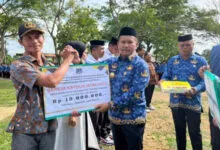 Jelang Natal dan Tahun Baru, Pemda Muna Barat Beri Bantuan Tiga Gereja