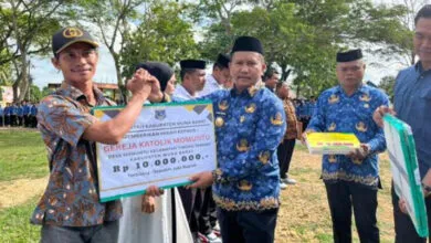 Jelang Natal dan Tahun Baru, Pemda Muna Barat Beri Bantuan Tiga Gereja