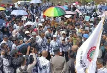 Ribuan Guru dan Orang Tua Murid Gelar Aksi Unjuk Rasa, Minta Pengadilan Tinjau Ulang Vonis Guru Mansur