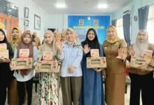 Cegah Stunting, Leni Andriani Surunuddin Beri Makanan Tambahan Bergizi ke Balita dan Ibu Hamil