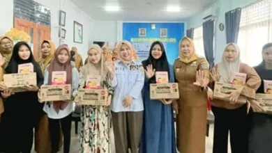 Cegah Stunting, Leni Andriani Surunuddin Beri Makanan Tambahan Bergizi ke Balita dan Ibu Hamil