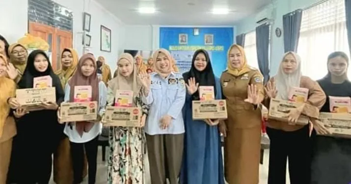 Cegah Stunting, Leni Andriani Surunuddin Beri Makanan Tambahan Bergizi ke Balita dan Ibu Hamil