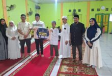 IKA Smansa 97 Kendari Beri Bantuan Dana Pembangunan Masjid dan Beasiswa