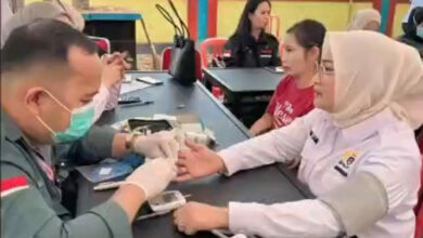 Kolaborasi Kadin Kolaka dan Kadin Sultra Sukses Gelar Pemeriksaan Kesehatan Gratis dan Pasar Murah