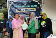 Isi Ramadan dengan Kepedulian, Forhati Sultra Salurkan 100 Paket Sembako di Kawasan Pemulung Puuwatu