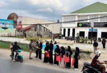 Mahasiswa ISTEK ‘Aisyiyah Kendari Berbagi Takjil di Bulan Ramadan