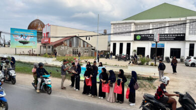 Mahasiswa ISTEK ‘Aisyiyah Kendari Berbagi Takjil di Bulan Ramadan