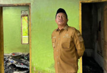 Bupati Muna Barat Janji Perbaiki Rumah Korban Kebakaran