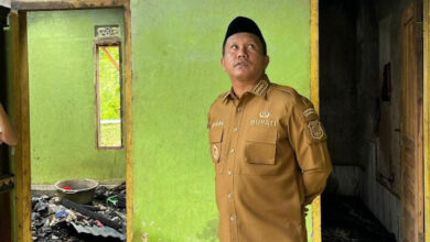 Bupati Muna Barat Janji Perbaiki Rumah Korban Kebakaran