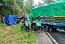 Akibat Jalan Licin, Mobil Pengangkut BBM Terbalik di Kawasan Hutan Warangga Muna