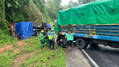 Akibat Jalan Licin, Mobil Pengangkut BBM Terbalik di Kawasan Hutan Warangga Muna