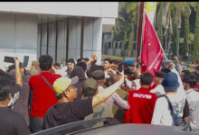Unjuk Rasa Mahasiswa di Kendari Tuntut Pelaku Penyiraman Air Keras Andri Yunus Diadili Berakhir Ricuh