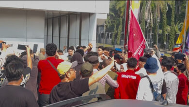 Unjuk Rasa Mahasiswa di Kendari Tuntut Pelaku Penyiraman Air Keras Andri Yunus Diadili Berakhir Ricuh