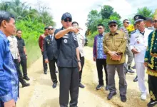 Tinjau Ruas Jalan Rusak di Lalembuu, ASR Pastikan Penuntasan di Tahun Ini