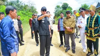 Tinjau Ruas Jalan Rusak di Lalembuu, ASR Pastikan Penuntasan di Tahun Ini