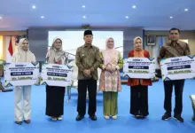 Gubernur Sultra Serahkan Bantuan Dana Pendidikan Sultra Cerdas 2026 ke 150 Mahasiswa