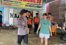 Banjir di Kota Kendari, Brimob Sultra Turun Evakuasi Warga Terdampak