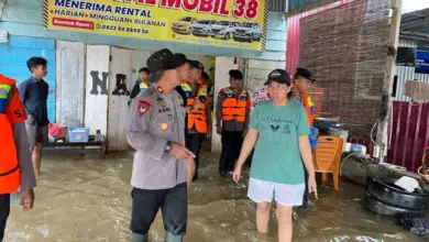 Banjir di Kota Kendari, Brimob Sultra Turun Evakuasi Warga Terdampak