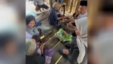 Bupati Muna Barat Beri Bantuan Lansia Usia 106 Tahun di Desa Pajala Muna Barat