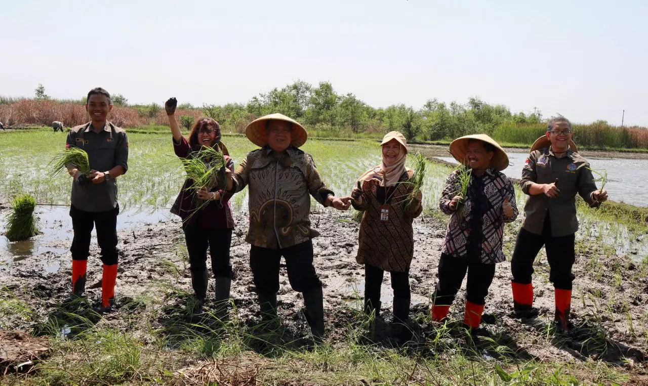 Resmikan Kampung RA dan Pemberdayaan Wakaf Produktif di Pekalongan, Sahli ATR/BPN Harapkan Kesejahteraan Masyarakat Dapat Terwujud