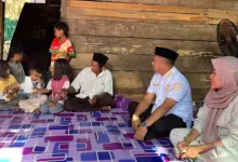 Bupati Muna Barat Beri Santunan Keluarga Korban Serangan Ular Piton